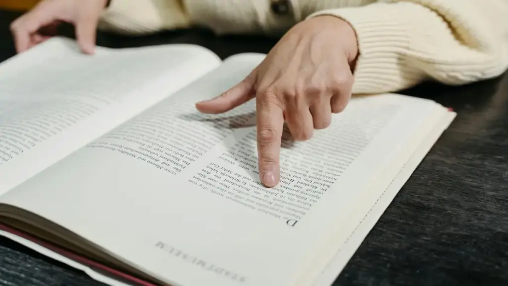 karakteristik buku referensi