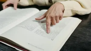 karakteristik buku referensi