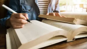 perbedaan footnote dan bodynote